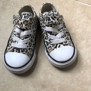 Toddler girl converse sneakers. Size 6